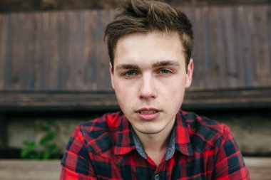 ekose gömlekli sakallı adam