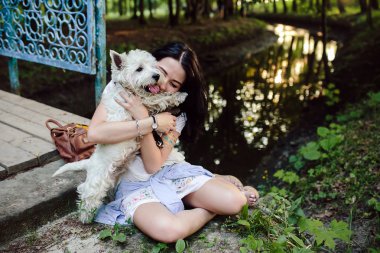 Kız köpekle oynuyor.
