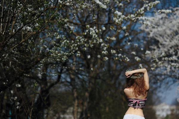 Menina bonita no jardim florescendo — Fotografia de Stock