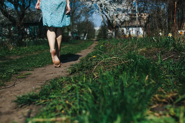 Beautiful girl walking barefoot — Stock Photo, Image