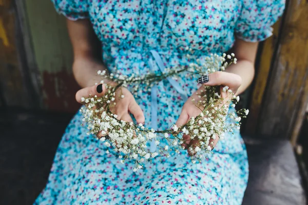 Beautiful girl hands with wreath — Stock Photo, Image