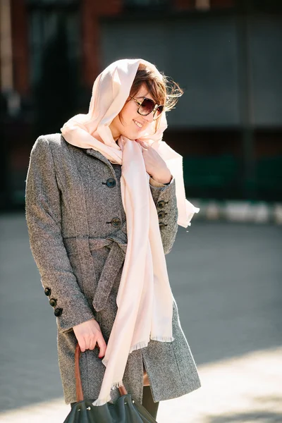 Fille dans un manteau dans la rue — Photo