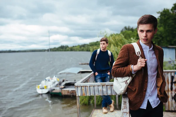 Two young guys standing on a pier — Stock Photo, Image