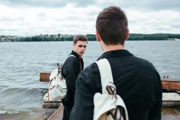 Two young guys standing on a pier — Stock Photo, Image