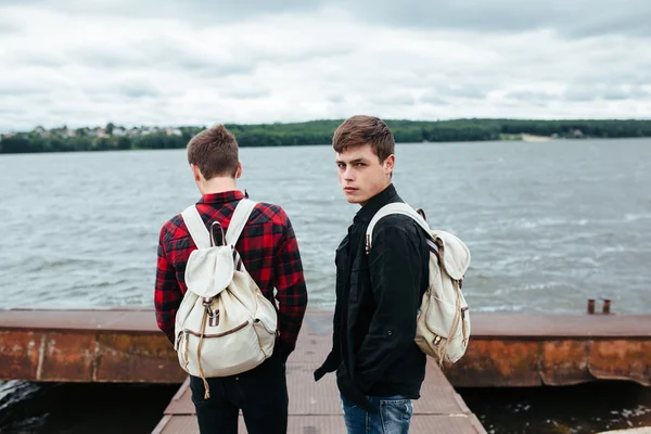 Два молодых парня стоят на пирсе — стоковое фото