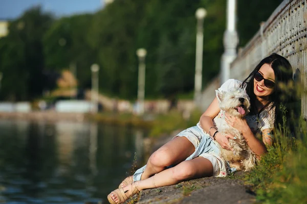 Девушка с собакой на озере — стоковое фото