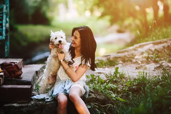 Dziewczyna z jej psem — Zdjęcie stockowe