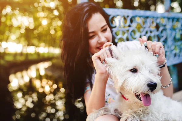 Flicka leker med en hund — Stockfoto