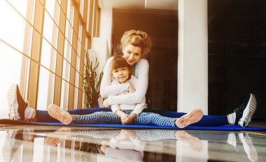 Anne ve kızı spor salonunda