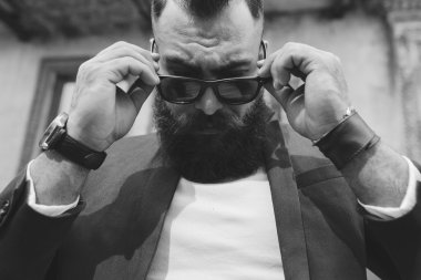 Şık serin sakallı adam gözlüklerini alır