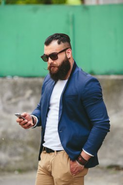 Sakallı işadamı seyir telefon