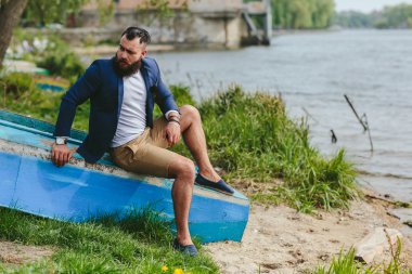 nehir kıyısında Amerikan sakallı adam görünüyor