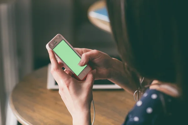 Impressões menina bonita em seu telefone — Fotografia de Stock