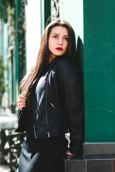 Гламурна молода жінка в чорній шкіряній куртці — стокове фото