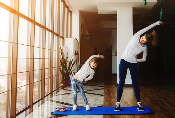 Two girls of different ages makeing yoga — Stock Photo, Image