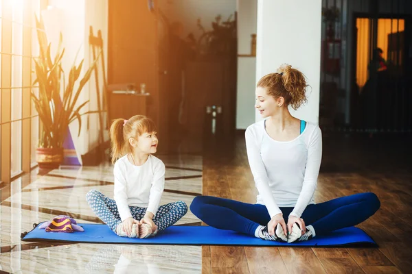 Twee meisjes van verschillende leeftijden maken van yoga — Stockfoto