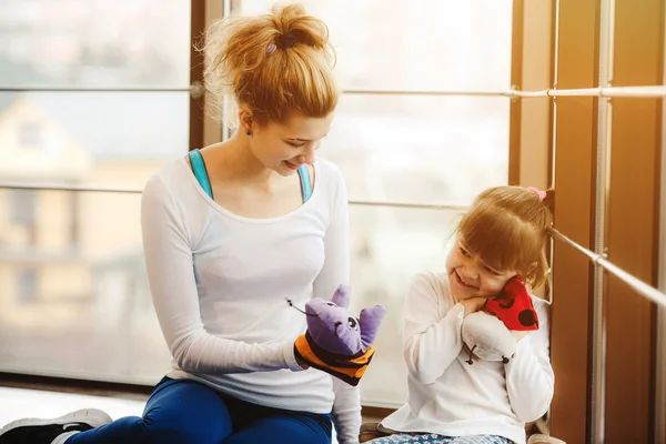 Madre e hija jugando con juguetes en el gimnasio —  Fotos de Stock