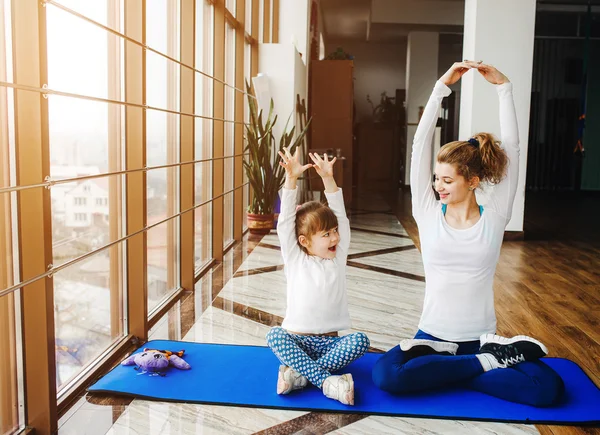 Madre e hija haciendo yoga —  Fotos de Stock