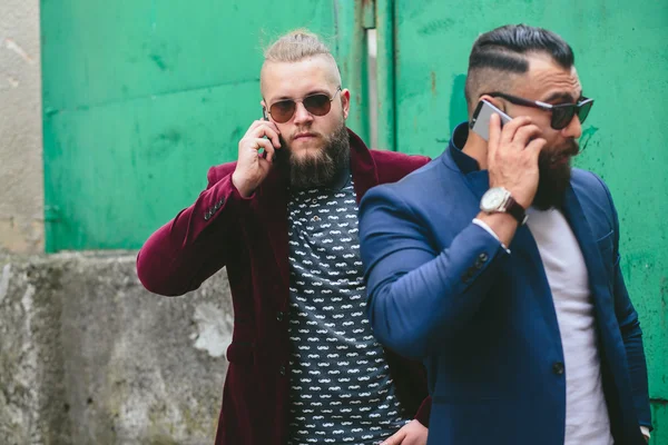 Dois empresários barbudos olhando para o telefone — Fotografia de Stock