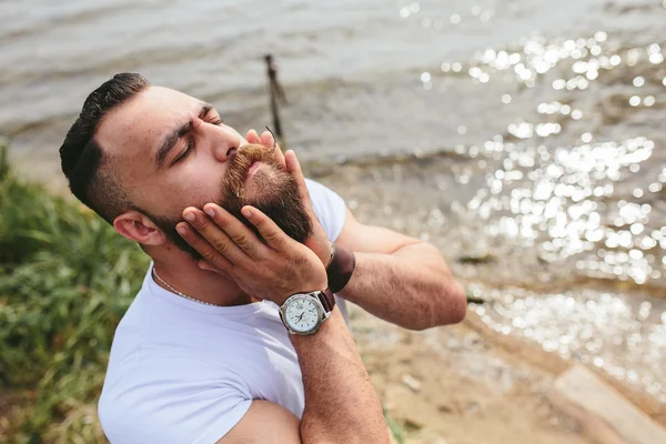 American Bearded Man tocándose la barba —  Fotos de Stock