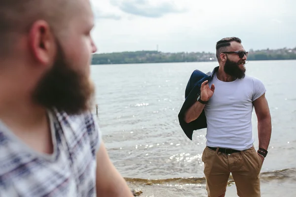 Двоє стильних бородатих чоловіків — стокове фото