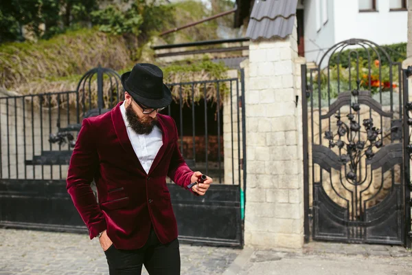 Hombre rico con barba fuma cuna — Foto de Stock