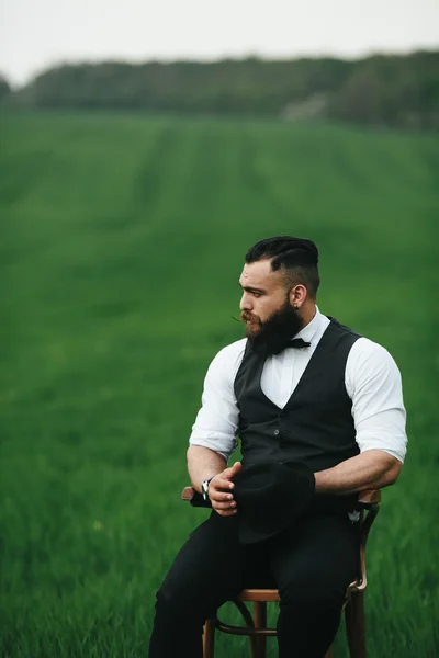 Hombre con barba, pensando en el campo —  Fotos de Stock