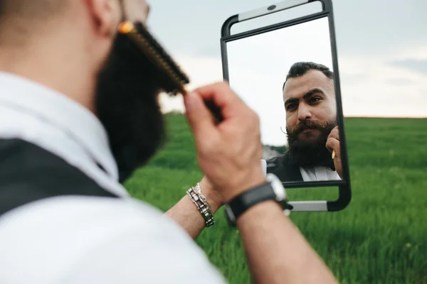 Homme barbu se préparant à se raser dans le champ — Photo