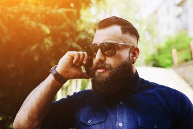 Sakallı telefonla konuşuyor