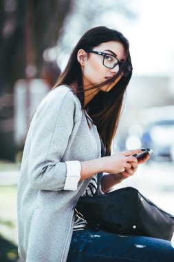 telefon ile şehrin ortasında modeli