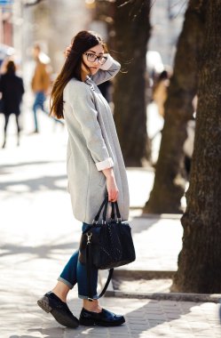 Güzel model Avrupa şehirde yürür.