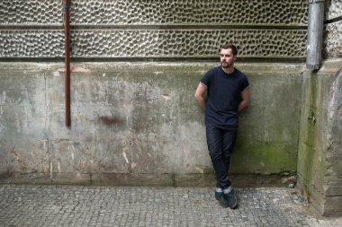 Selvedge kotla poz veren kendinden emin bir adam.