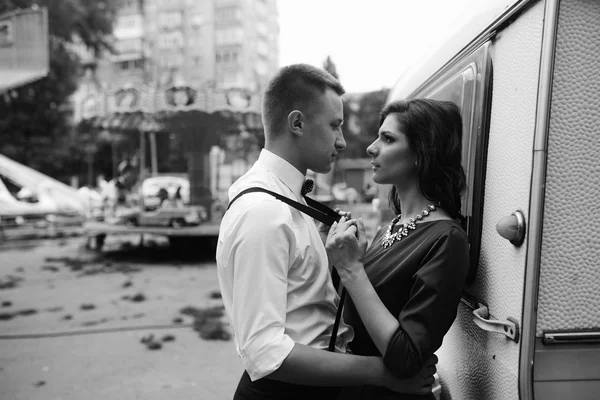 Man and woman is hidden from view behind a trailer — Stock Photo, Image