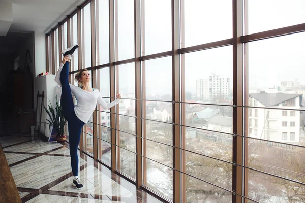 Charmante famille passe du temps dans la salle de gym — Photo