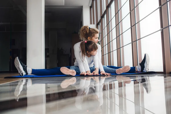 Mother and daughter have fun in the gym — Stock Photo, Image