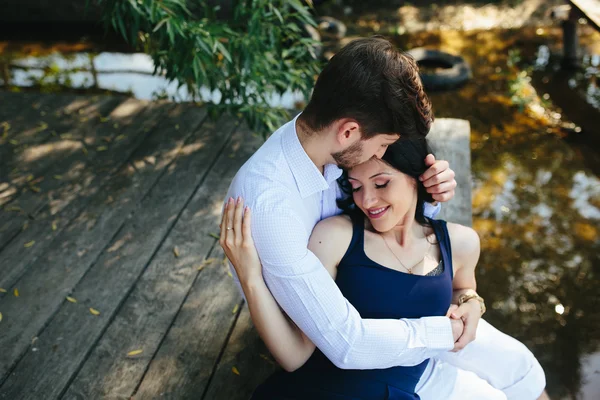 Homme et femme au bord du lac — Photo