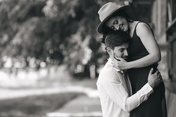 Muž a žena vzájemně objímat — Stock fotografie