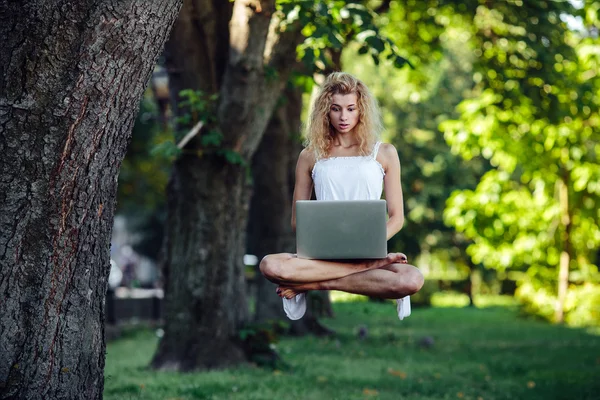 Chica levita con portátil —  Fotos de Stock