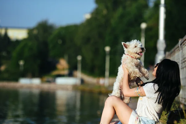 Chica con un perro en el lago — Foto de Stock