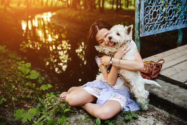 Chica jugando con un perro — Foto de Stock