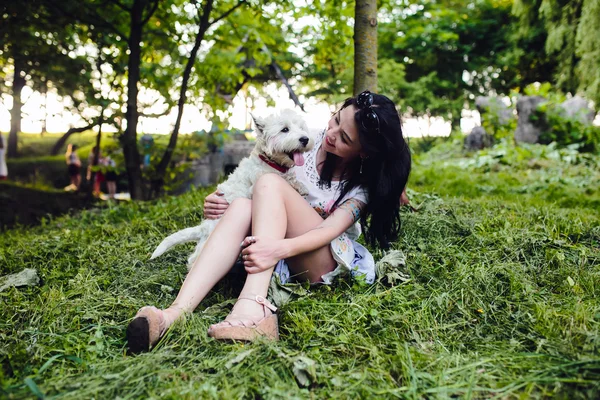 Mädchen mit ihrem Hund — Stockfoto