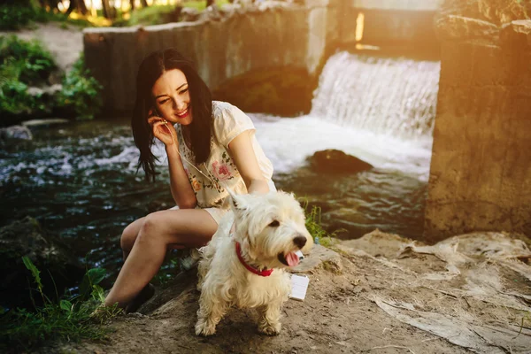 Chica jugando con un perro — Foto de Stock