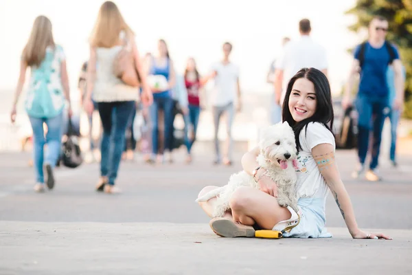 Flicka med sin hund — Stockfoto