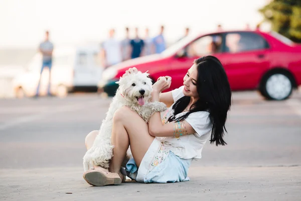 Chica con su perro — Foto de Stock