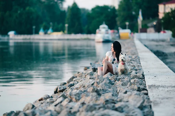 Chica con un perro en el paseo marítimo —  Fotos de Stock