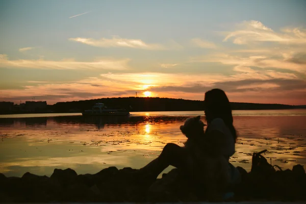 Menina e cachorro no lago — Fotografia de Stock