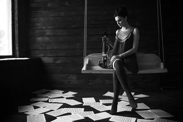 Menina posando em um quarto escuro — Fotografia de Stock