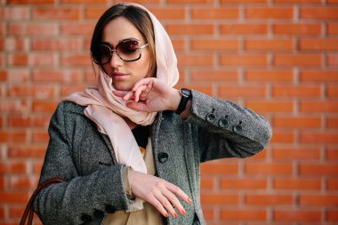 kırmızı tuğla duvar bir arka plan üzerinde poz kız