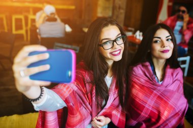 iki yakın arkadaş selfie kafede yapmak
