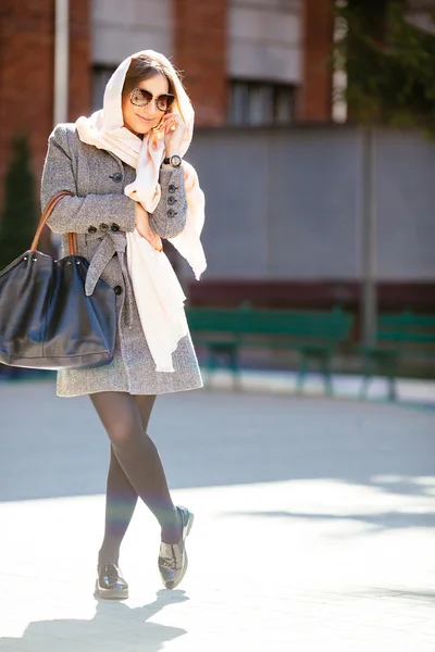 Ragazza in un cappotto per strada — Foto Stock